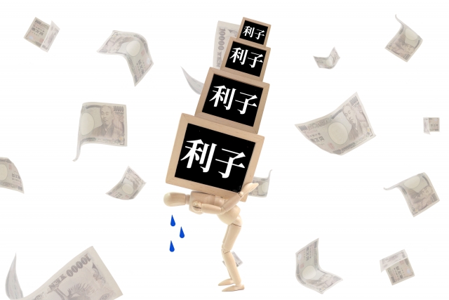 お金を手に頭を抱える。八戸市で債務整理の無料相談ができます